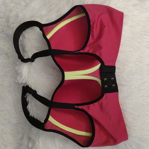 Nike sports bra 34D with padded adjustable straps and 3 hook closure (runs small - Picture 2 of 5